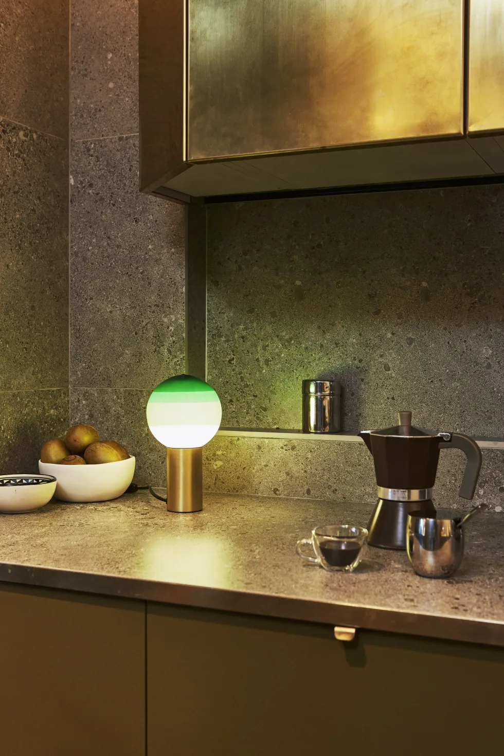 Lampe de bureau en métal et verre soufflé vert et doré Dipping - Marset