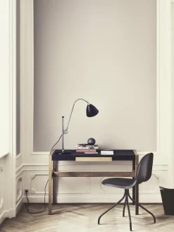 Lampe de table crème base dorée en laiton BL1 - Gubi