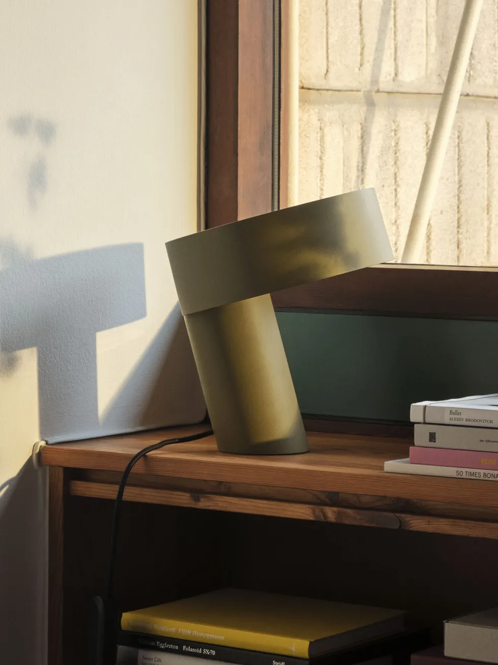 Lampe de table en aluminium kaki Slant - Hay