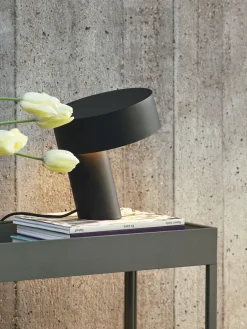 Lampe de table en aluminium noir Slant - Hay