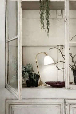 Lampe de table en laiton crème base dorée 48 cm BL2 - Gubi