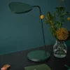 Lampe de table en métal vert foncé 41,5 cm Leaf - Muuto