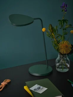 Lampe de table en métal vert foncé 41,5 cm Leaf - Muuto