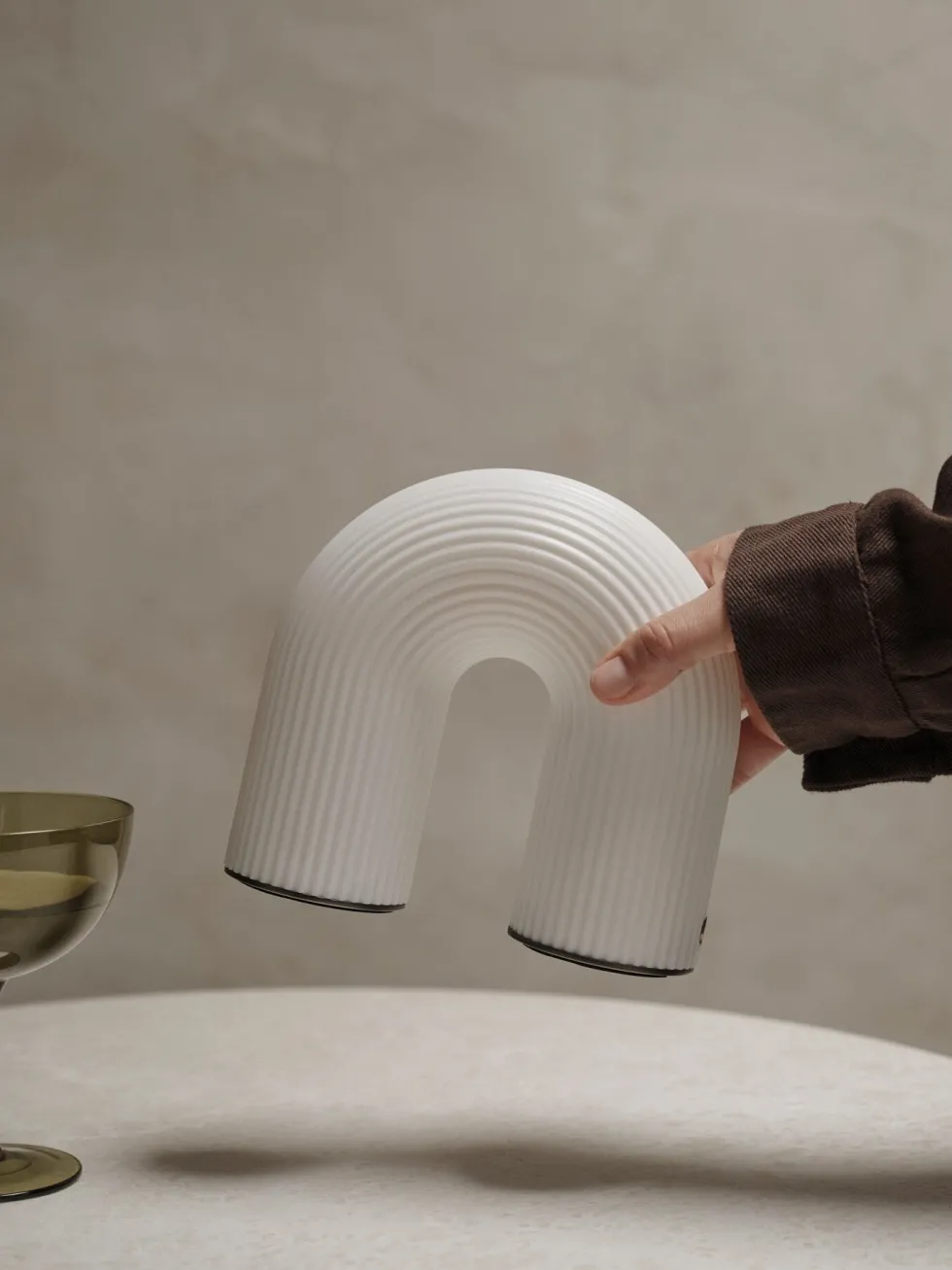 Lampe de table portable en plastique et acier laiton 15,5cm Vuelta - Ferm Living