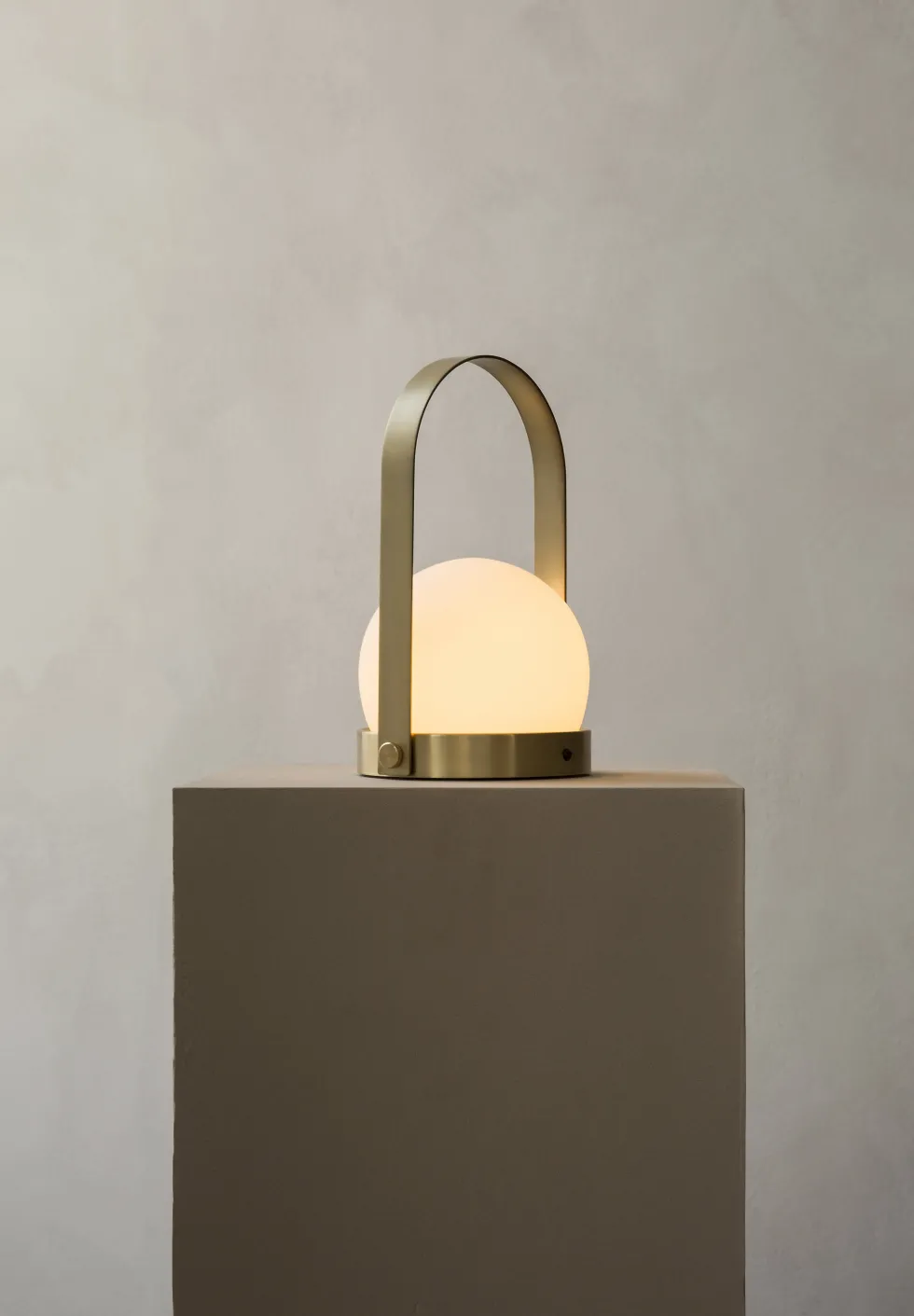 Lampe de table portable en verre et laiton 13,5x24,5cm Carrie - Audo