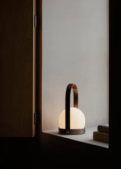 Lampe de table portable en verre et laiton 13,5x24,5cm Carrie - Audo