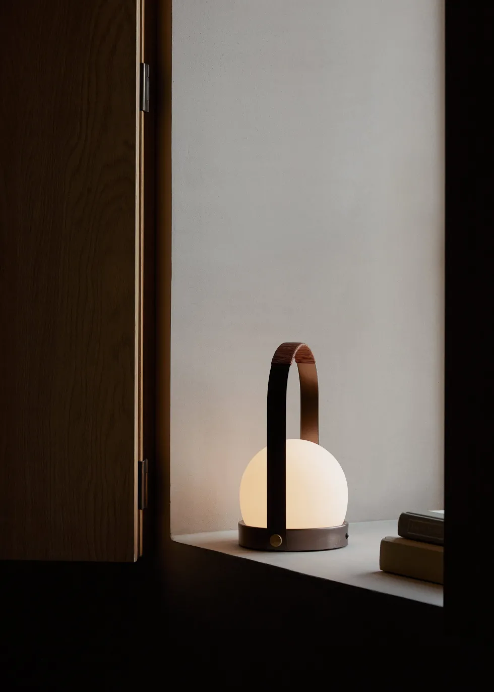 Lampe de table portable en verre et laiton 13,5x24,5cm Carrie - Audo