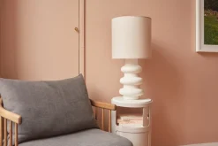 Lampe en céramique blanc mat et abat-jour en chanvre Luzia - The Cool Republic
