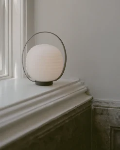 Lampe lanterne portable en acier et verre opale noire - New works