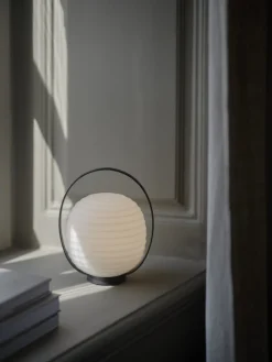 Lampe lanterne portable en acier et verre opale noire - New works