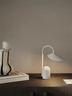 Lampe portable en aluminium blanc cachemire Arum - Ferm living