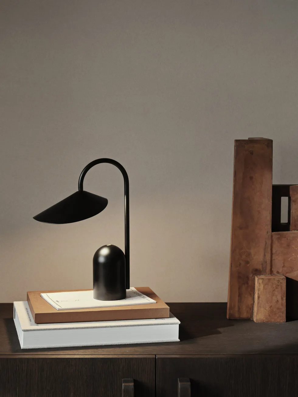 Lampe portable en aluminium noir Arum - Ferm living
