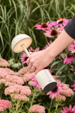 Lampe portable en métal beige Taten - Hübsch