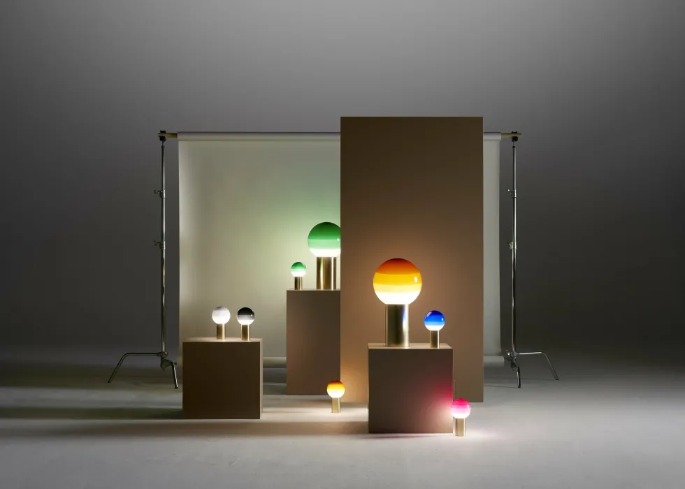Lampe portable en métal et verre soufflé blanc et doré Dipping - Marset