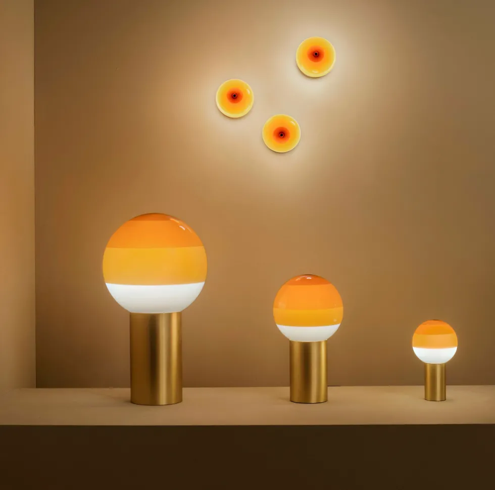 Lampe portable en métal et verre soufflé blanc et doré Dipping - Marset