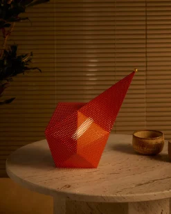 Lampe portable en métal perforé orange 18x18x36cm Bagdad - Gubi