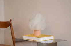 Lampe portable wild strawberry 23 cm Soft serve - Crème Atelier