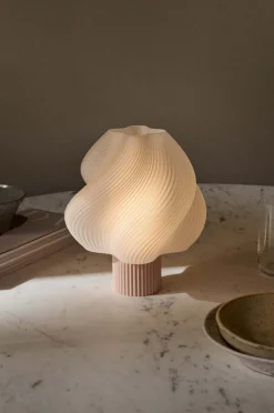 Lampe portable wild strawberry 23 cm Soft serve - Crème Atelier