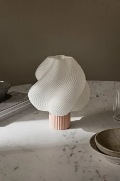Lampe portable wild strawberry 23 cm Soft serve - Crème Atelier