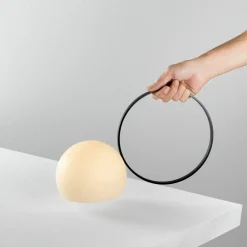 Lampe à poser sans fil noire avec grand anneau Circ - Estiluz
