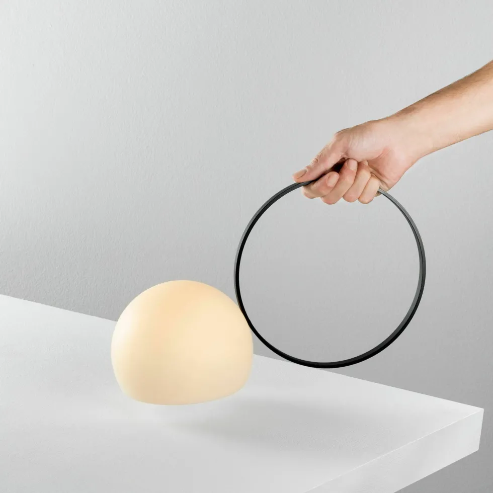 Lampe à poser sans fil noire avec grand anneau Circ - Estiluz