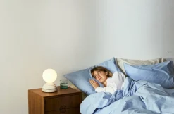 Lampe réveil en verre blanc mat et céramique blanc galet Wake - Tala