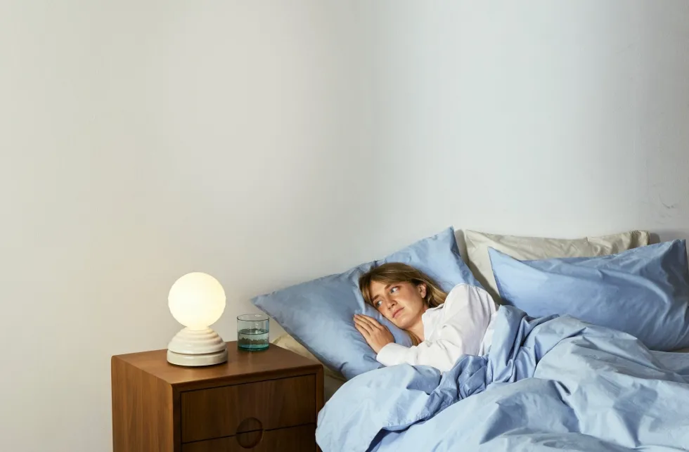 Lampe réveil en verre blanc mat et céramique blanc galet Wake - Tala