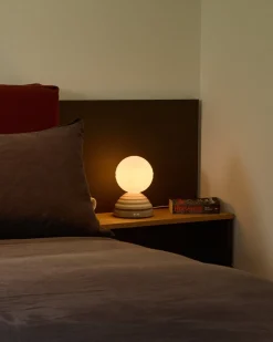Lampe réveil en verre blanc mat et céramique blanc galet Wake - Tala