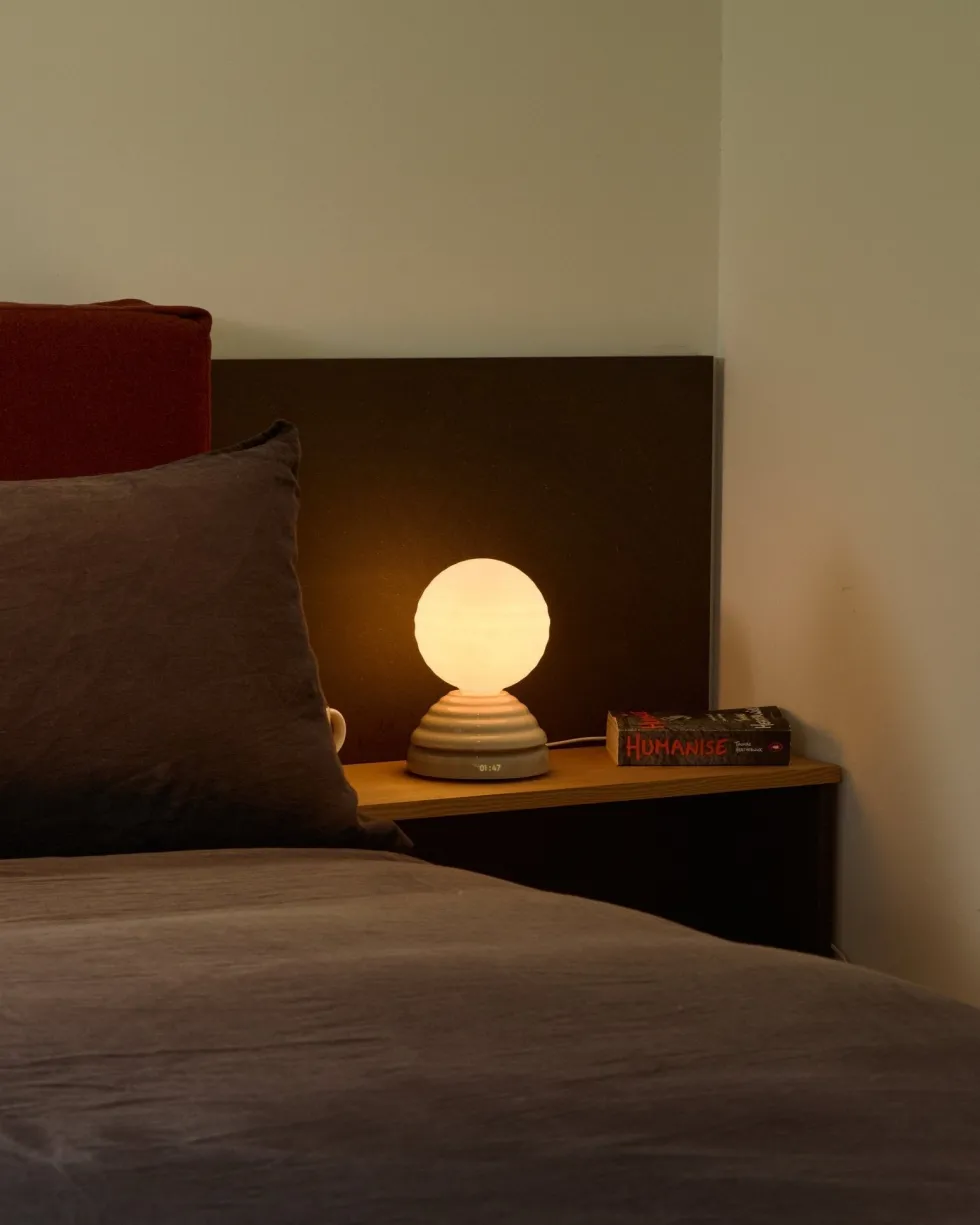 Lampe réveil en verre blanc mat et céramique blanc galet Wake - Tala