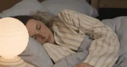 Lampe réveil en verre blanc mat et céramique blanc galet Wake - Tala