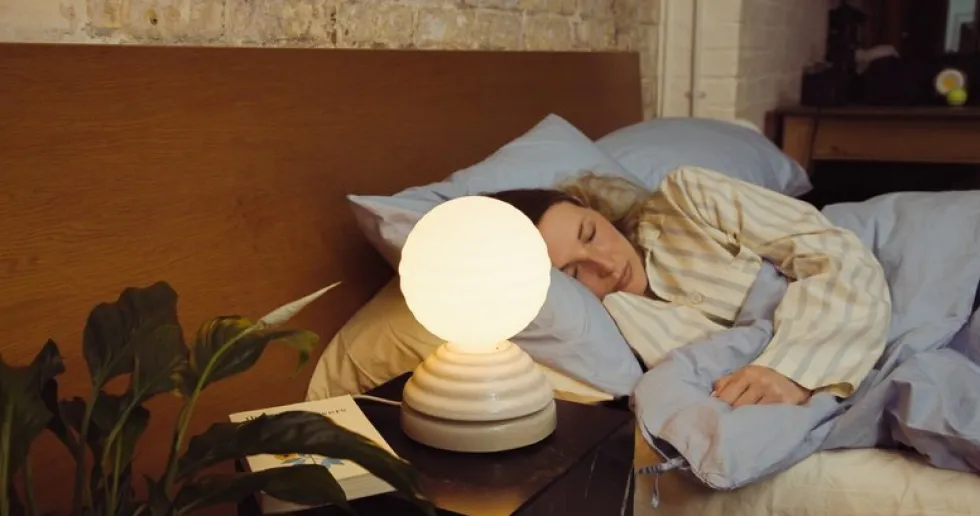 Lampe réveil en verre blanc mat et céramique blanc galet Wake - Tala