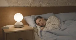 Lampe réveil en verre blanc mat et céramique blanc galet Wake - Tala