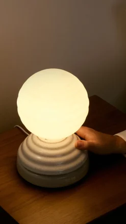 Lampe réveil en verre blanc mat et céramique blanc galet Wake - Tala