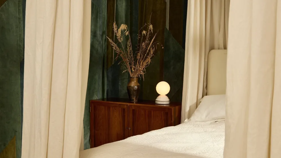 Lampe réveil en verre blanc mat et céramique blanc galet Wake - Tala