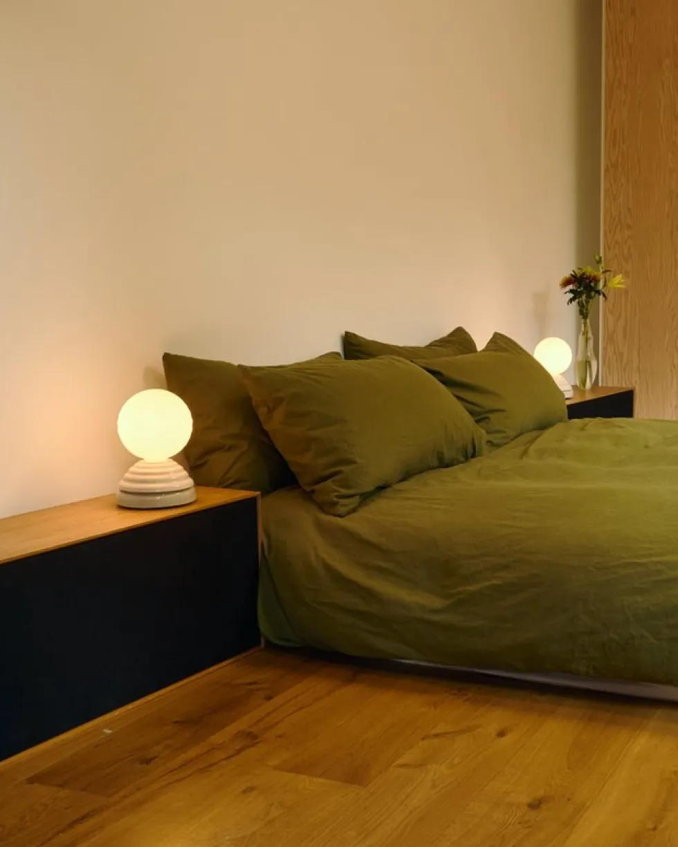 Lampe réveil en verre blanc mat et céramique blanc galet Wake - Tala