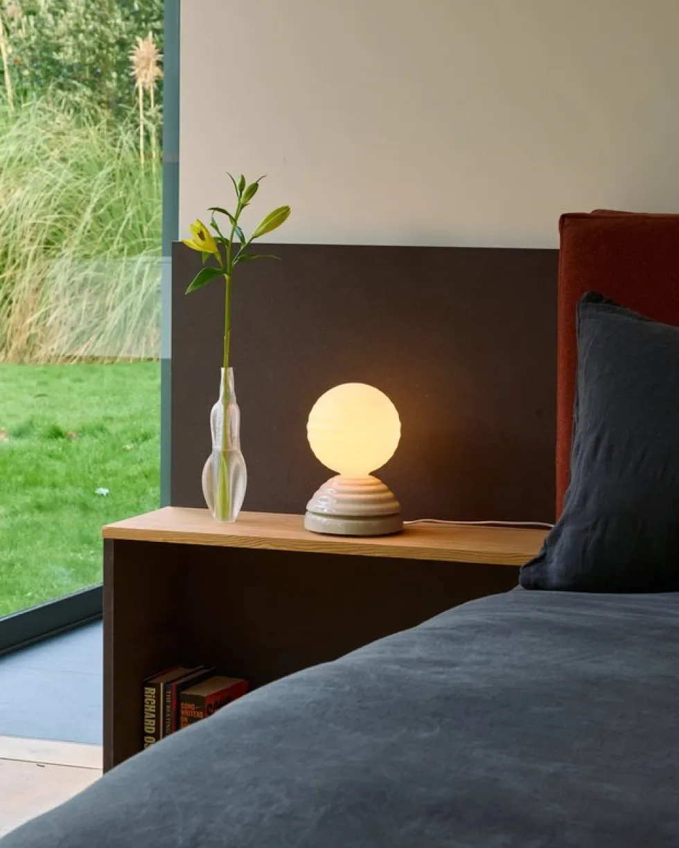 Lampe réveil en verre blanc mat et céramique blanc galet Wake - Tala
