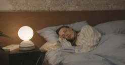 Lampe réveil en verre blanc mat et céramique blanc galet Wake - Tala
