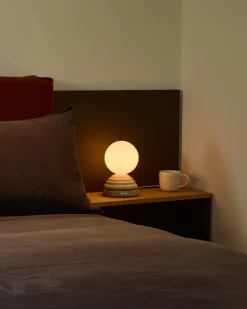 Lampe réveil en verre blanc mat et céramique blanc galet Wake - Tala