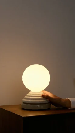 Lampe réveil en verre blanc mat et céramique blanc galet Wake - Tala