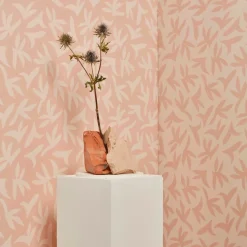 Lé de papier peint beige sur rose Loup - MUES Design
