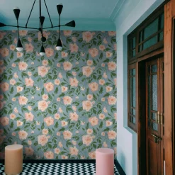 Lé de papier peint fleuri sur fond bleu clair Aude - Mues Design