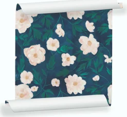 Lé de papier peint fleuri sur fond bleu foncé Aude - Mues Design