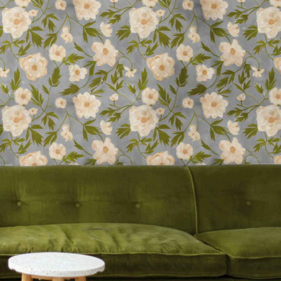 Lé de papier peint fleuri sur fond gris clair Aude - Mues Design