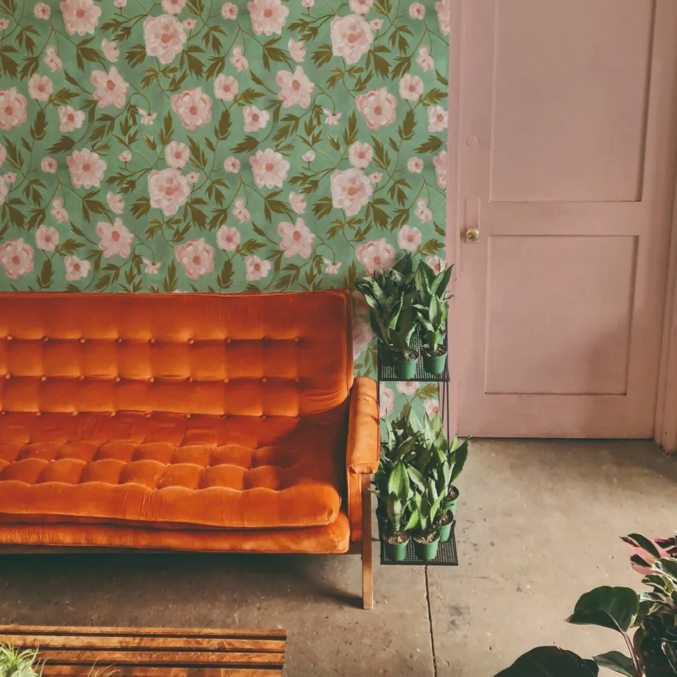Lé de papier peint fleuri sur fond vert clair Aude - Mues Design