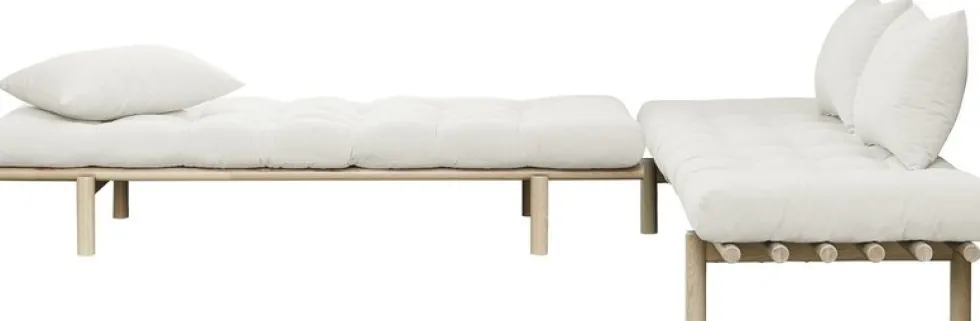 Lit de jour en bois naturel et matelas écru Pace - Karup Design