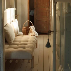Lit de jour en bois naturel et matelas écru Pace - Karup Design