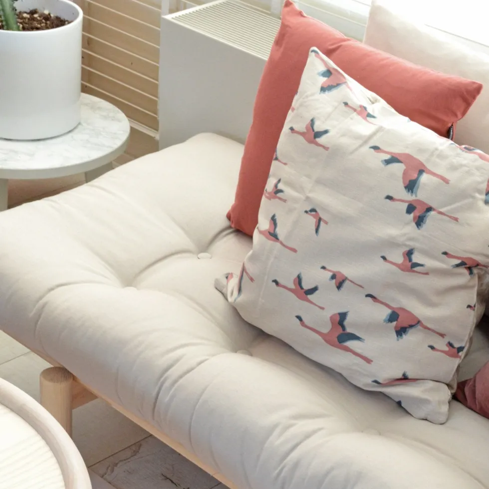 Lit de jour en bois naturel et matelas écru Pace - Karup Design