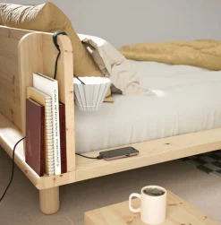 Lit en bois clair avec matelas écru et lampes de chevet 160x200cm Peek Double Latex - Karup Design