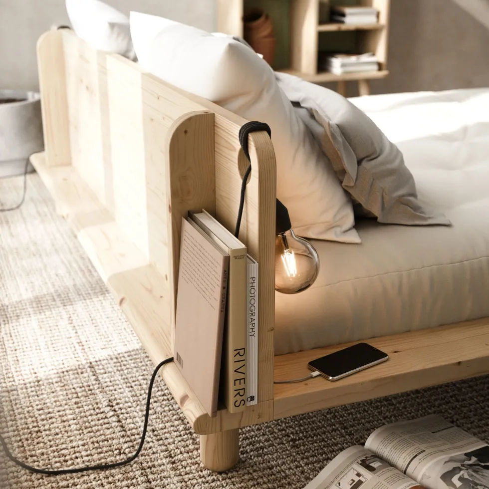 Lit en bois clair avec matelas écru et lampes de chevet 160x200cm Peek Double Latex - Karup Design