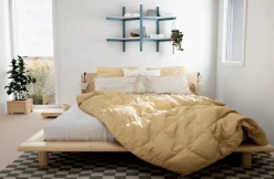 Lit en bois clair avec matelas noir et lampes de chevet 160x200cm Peek Double Latex - Karup Design
